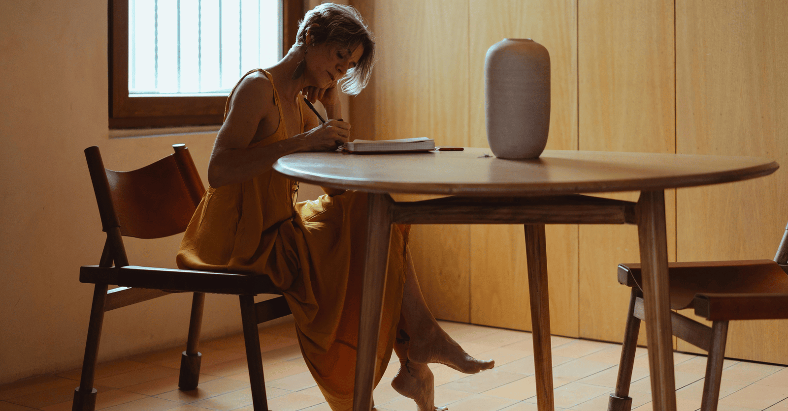 WOMEN-SITTING-JOURNALLING