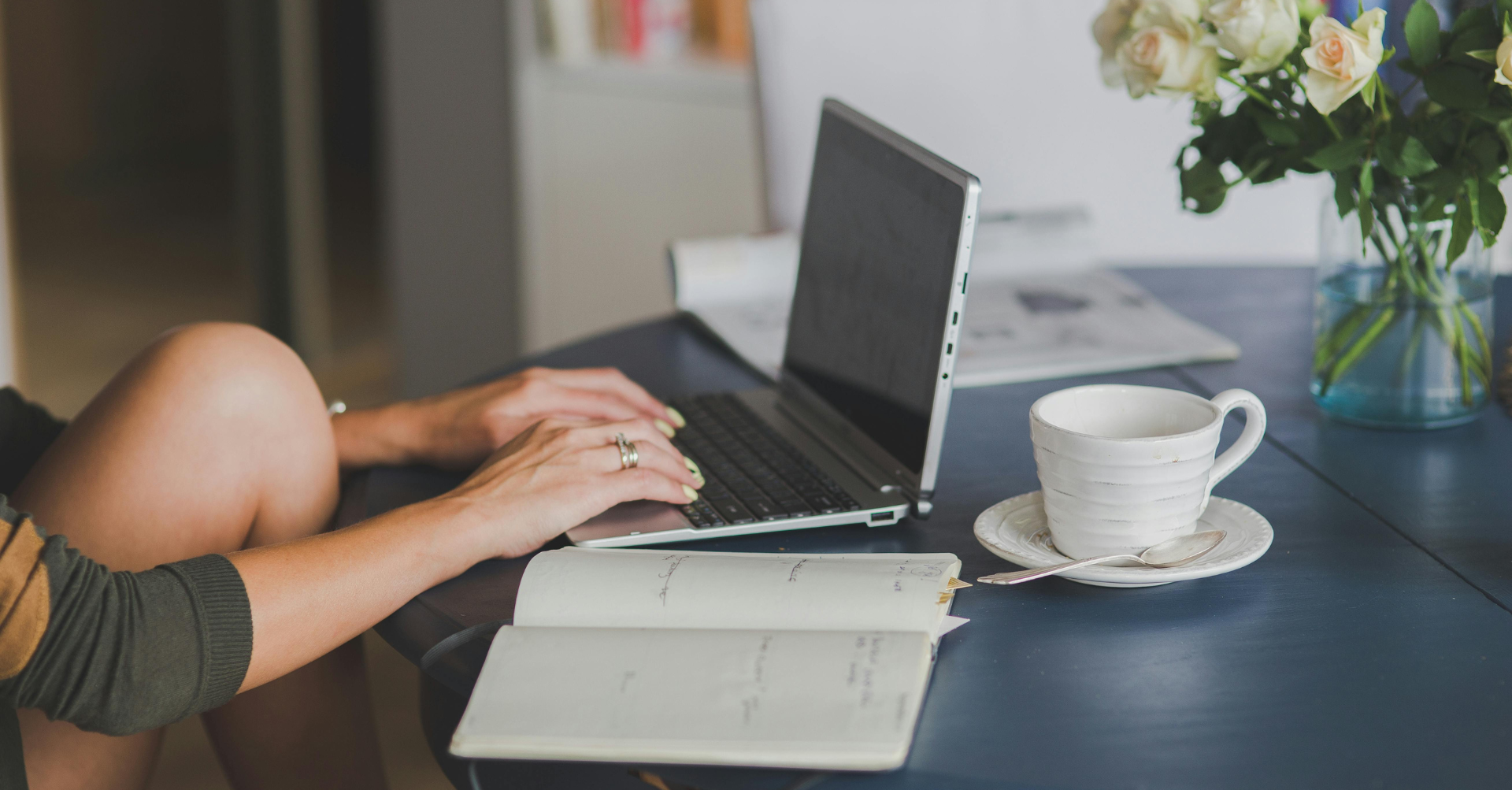 WOMAN-WORKING-ORGANISING